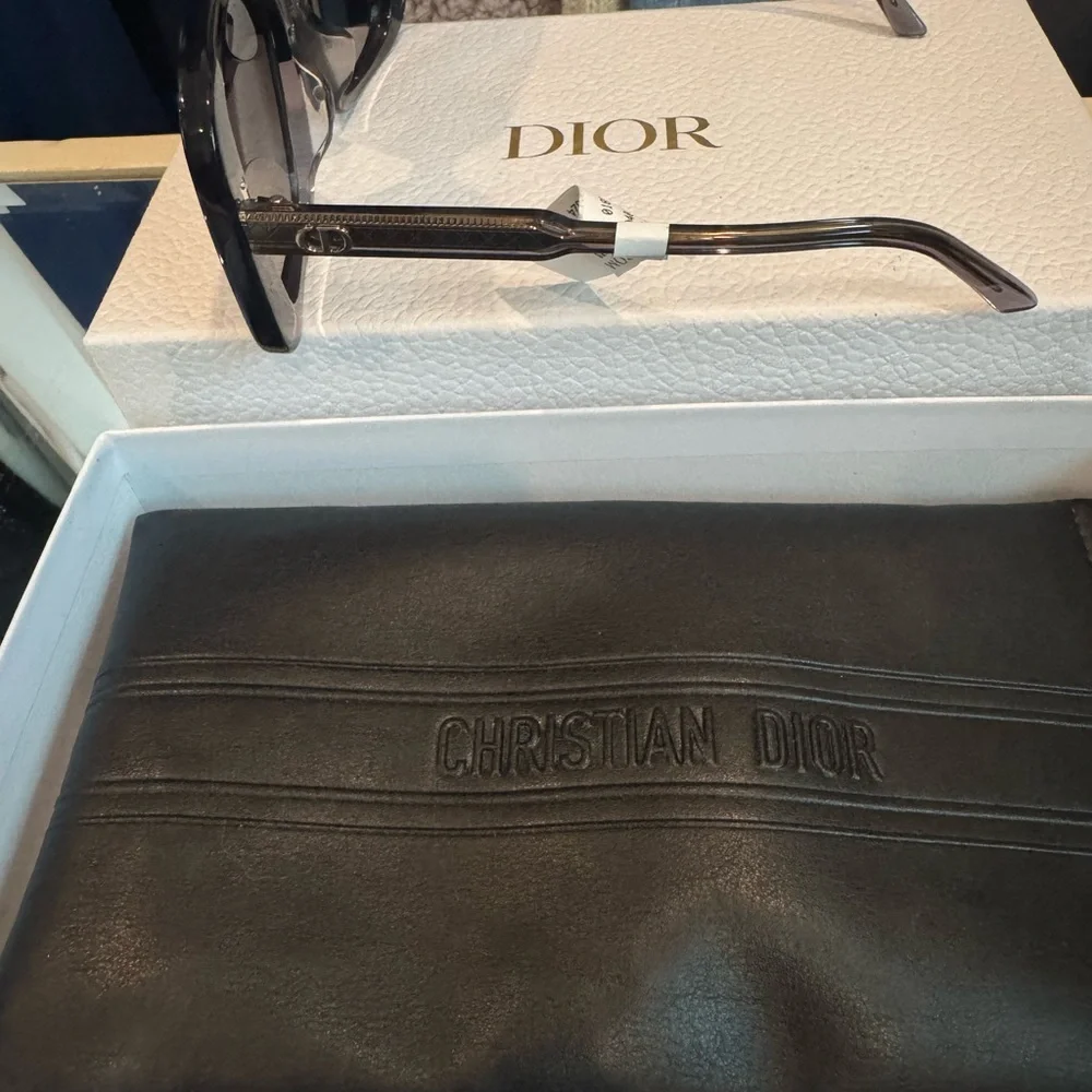 Dior Black and Gray Sunglasses
DiorHighLight S1I NWT 100% authentic - Picture 2 of 12